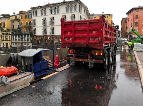 La prova di carico su piastra consente di determinare le proprietà di resistenza e il cedimento verticale di una determinata massa di terreno in sito.